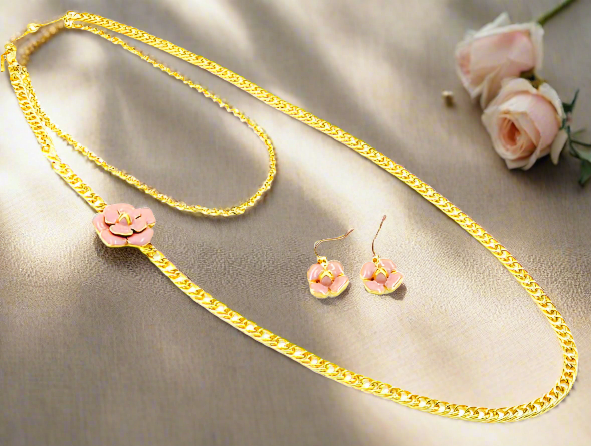 Ensemble fantaisie de style connu avec fleur camelia