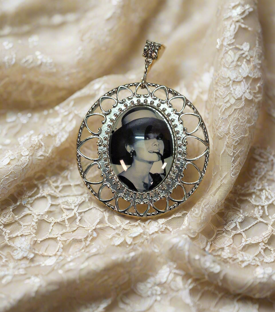 Grand pendentif camée avec photo d’actrice célèbre : choisissez le modèle Audrey Hepburn NACRELUNE pendentif