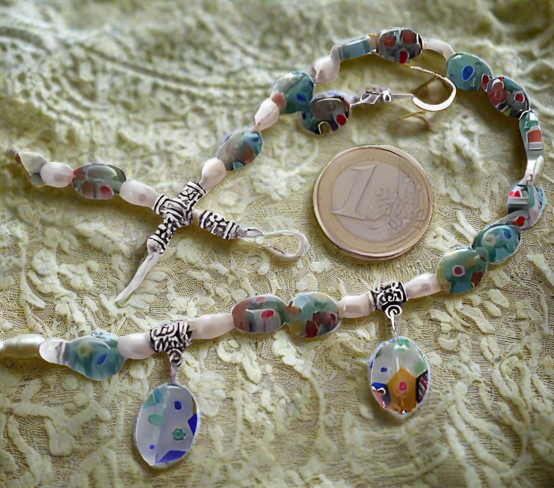 Parure en perles de verre millefiori et perles de culture