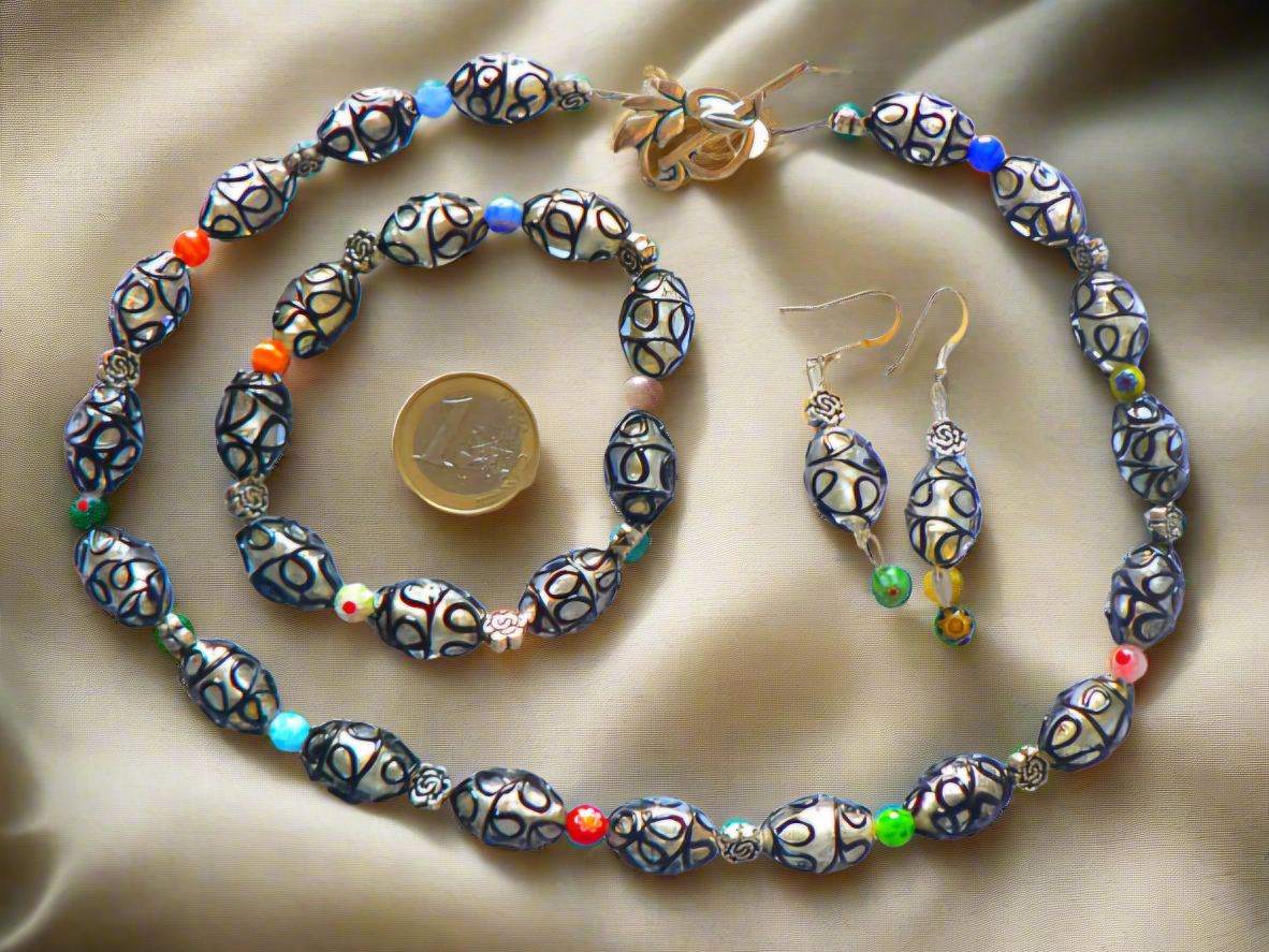 Parure en perles de verre dentelle noire avec millefleurs