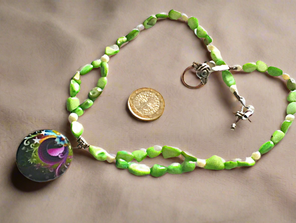 Collier en perles de nacre avec pendentif en nacre peint plume de paon
