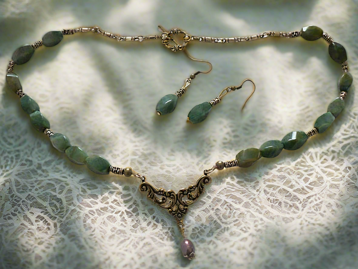 Parure en perles de jaspes verts