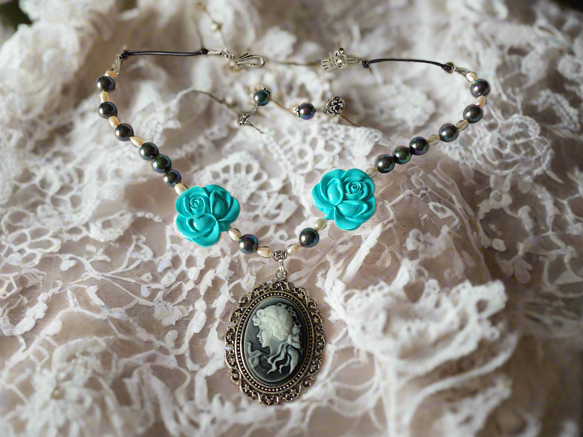 Parure en perles de nacre avec fleurs en resine turquoise et camée