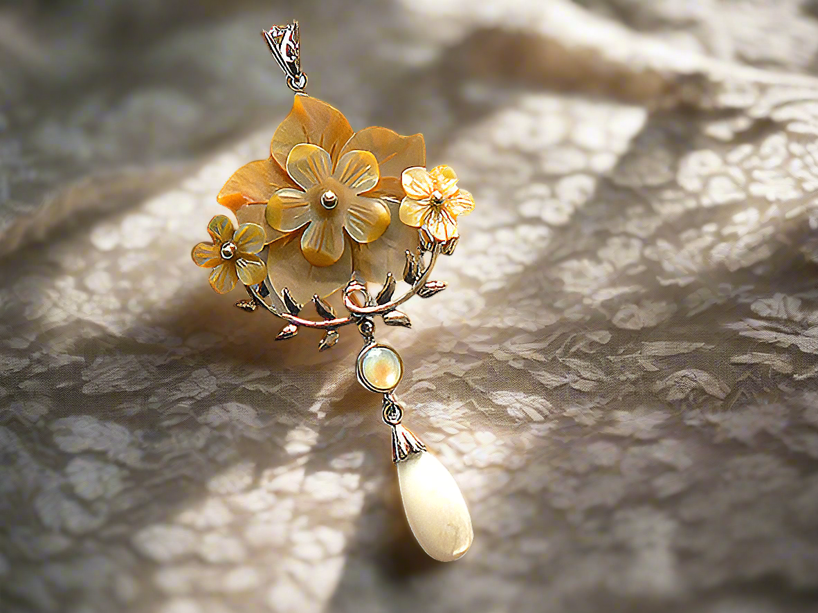 pendentif avec fleurs en nacre