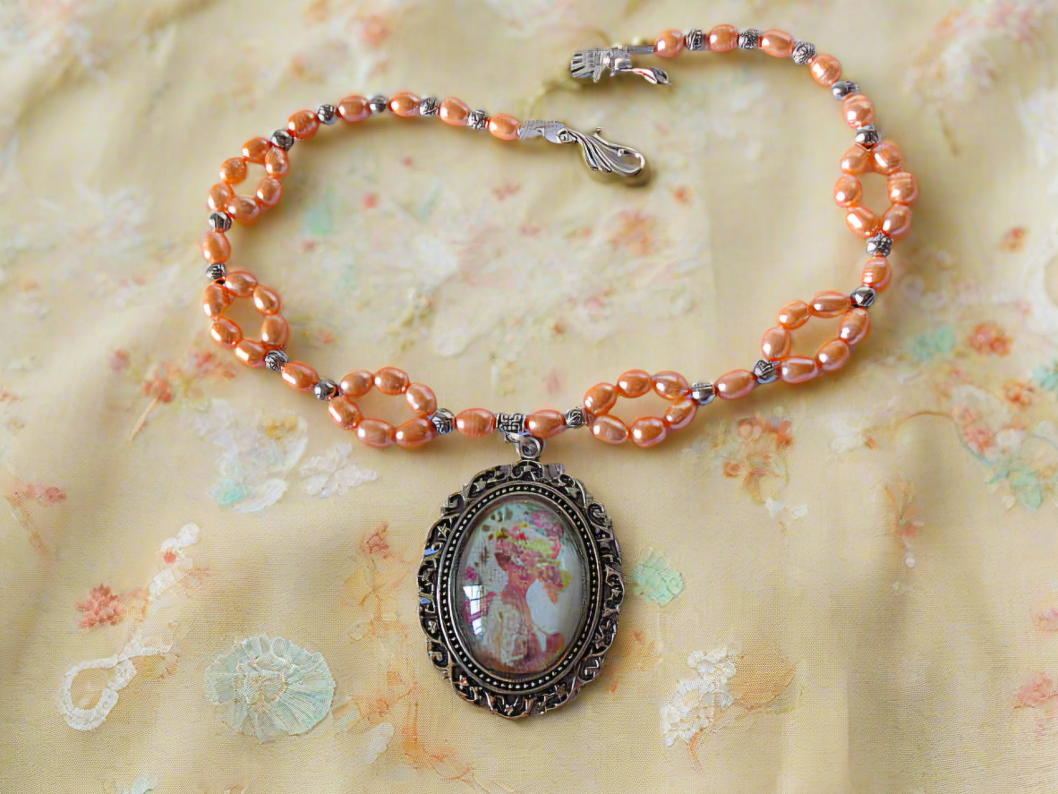 Collier en perles de culture oranges avec camée victorien