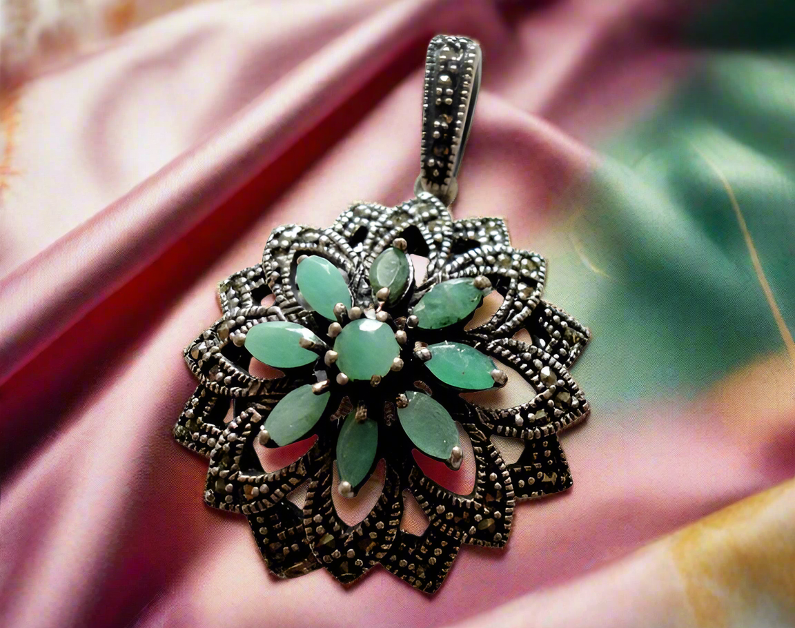 Pendentif en argent 925 avec marcassites et émeraudes