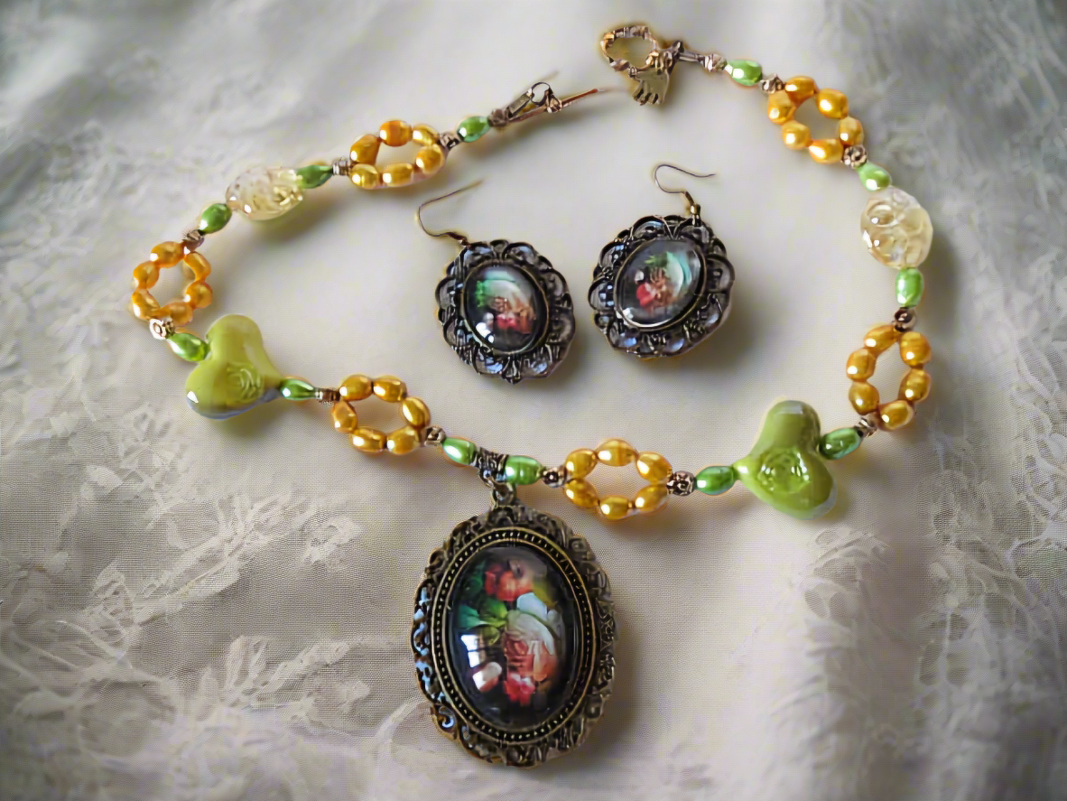 Parure en perles de culture véritables et perles acrylique avec camée en verre représentant des fleurs