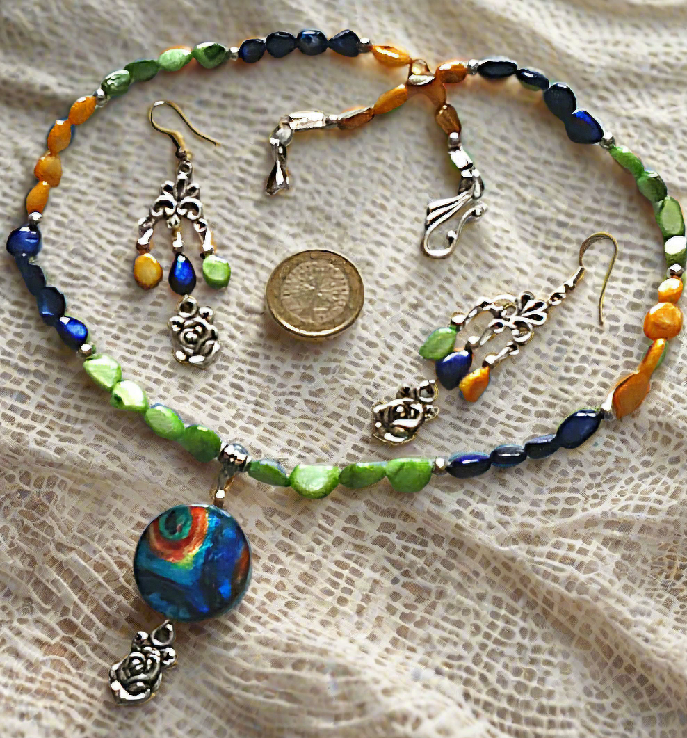 Parure en perles nacres de couleur et pendentif nacre peinte