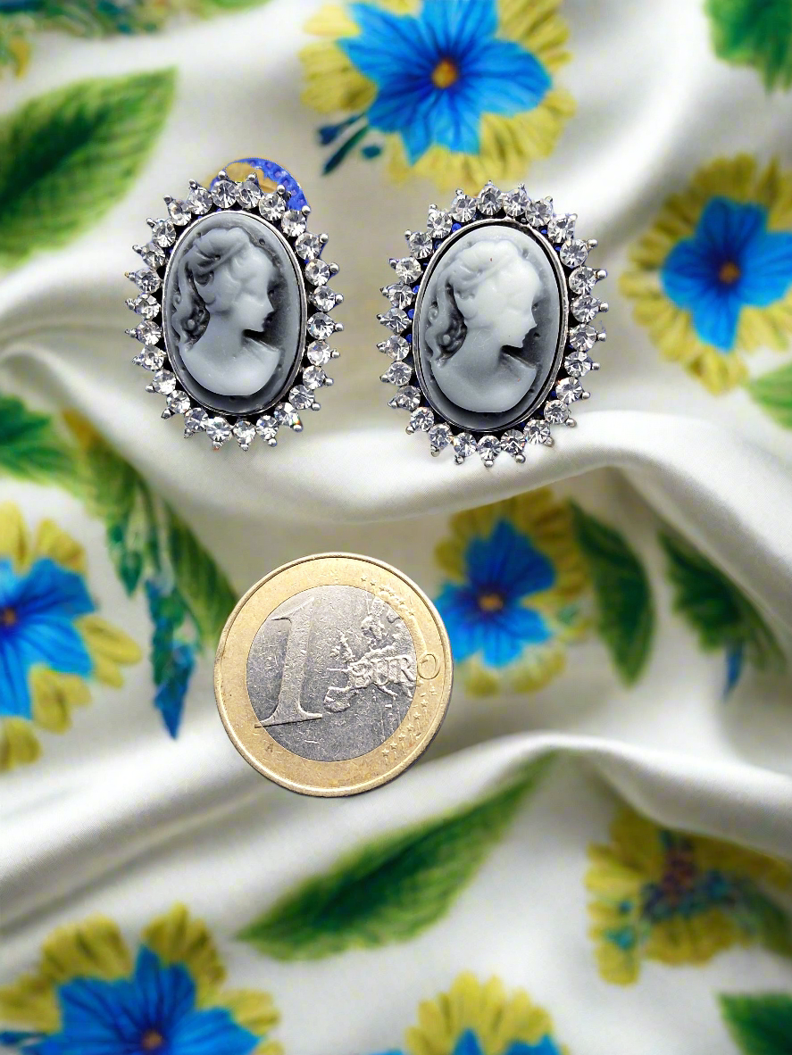 Fancy cameo earrings BO31