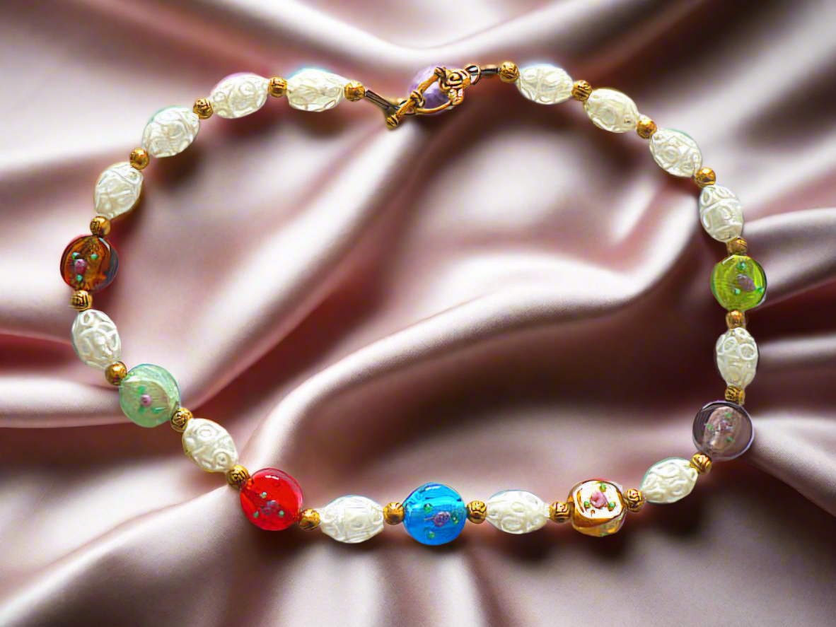 collier en perles de verre décorées et perles de verre dentelle blanche