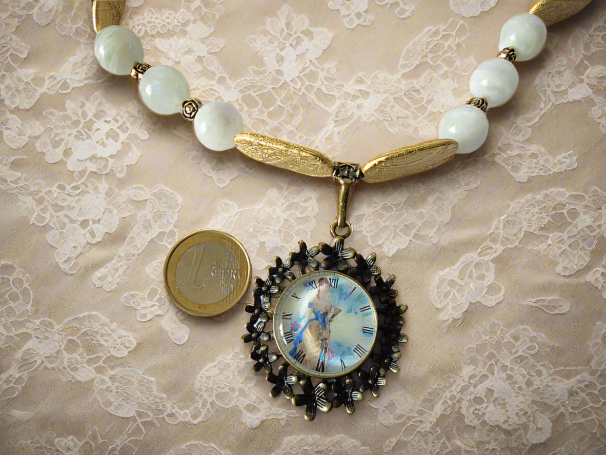 Collier en pierres de lune véritables et camée rond