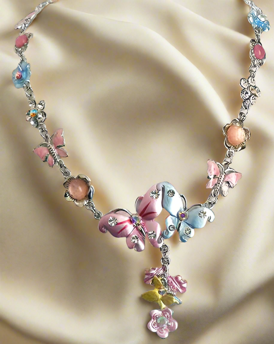 collier en émail rose et bleu avec fleurs et papillons