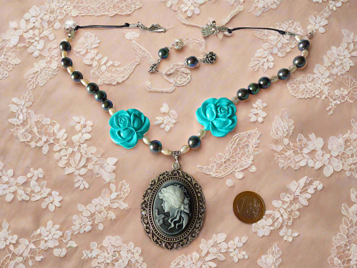 Parure en perles de nacre avec fleurs en resine turquoise et camée