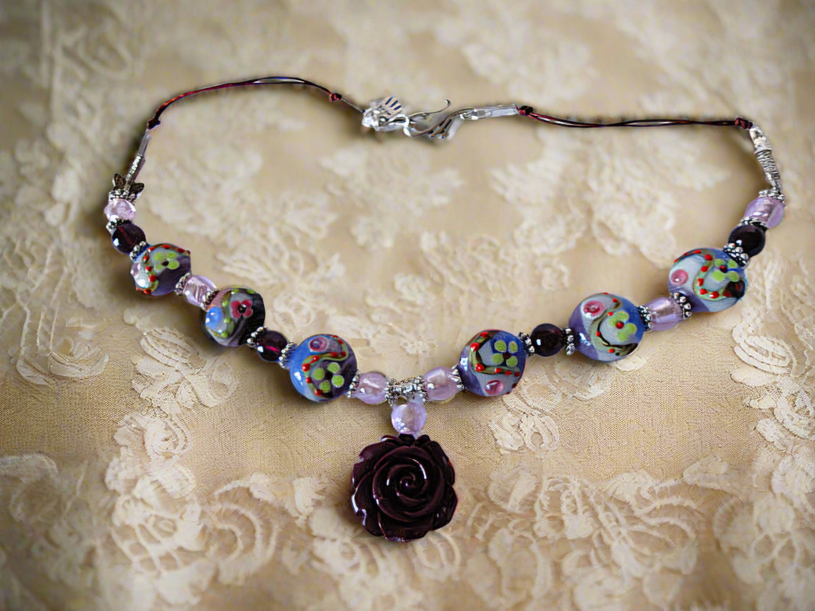 collier en perles de verre et rose en resine