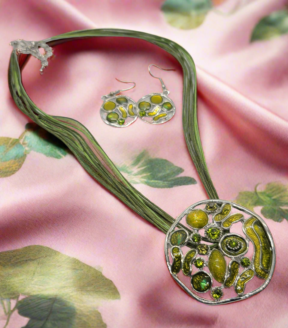 Pendentif en émail et strass avec boucles assorties vertes