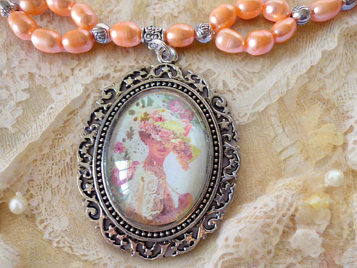 Collier en perles de culture oranges avec camée victorien