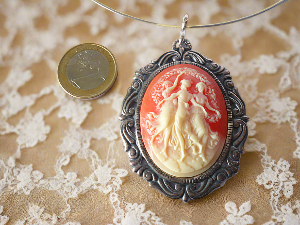 Grand pendentif camée orange représentant 3 grâces