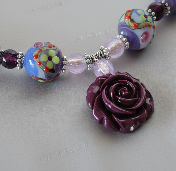 collier en perles de verre et rose en resine