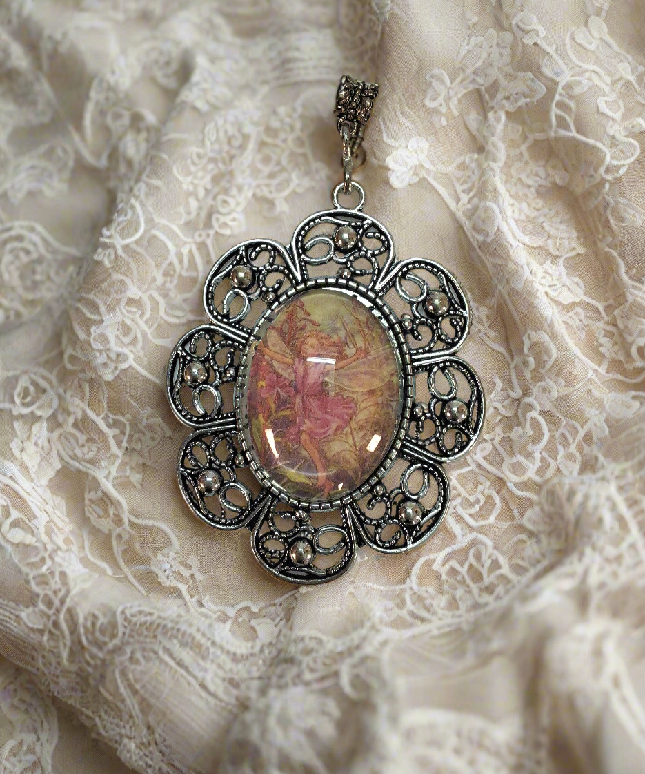 Grand pendentif camée représentant une fée des fleurs NACRELUNE pendentif