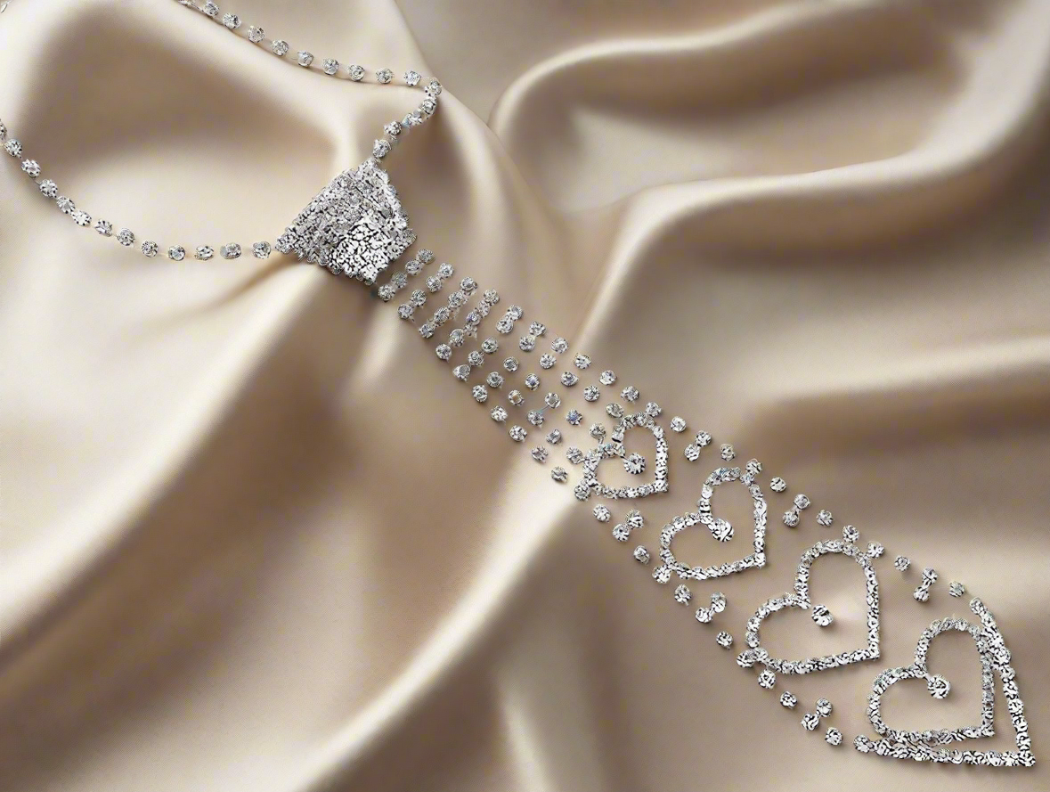 Collier cravate en strass blancs en forme de coeurs
