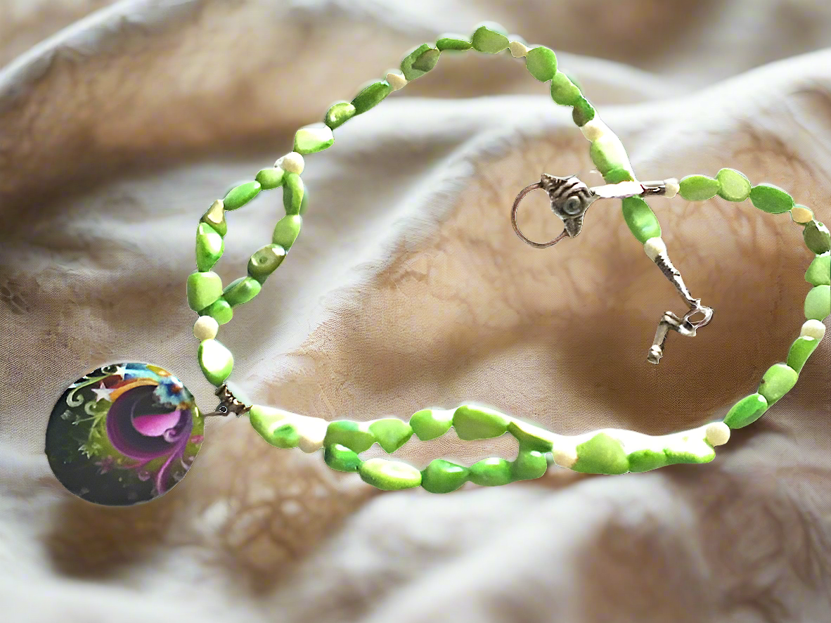 Collier en perles de nacre avec pendentif en nacre peint plume de paon