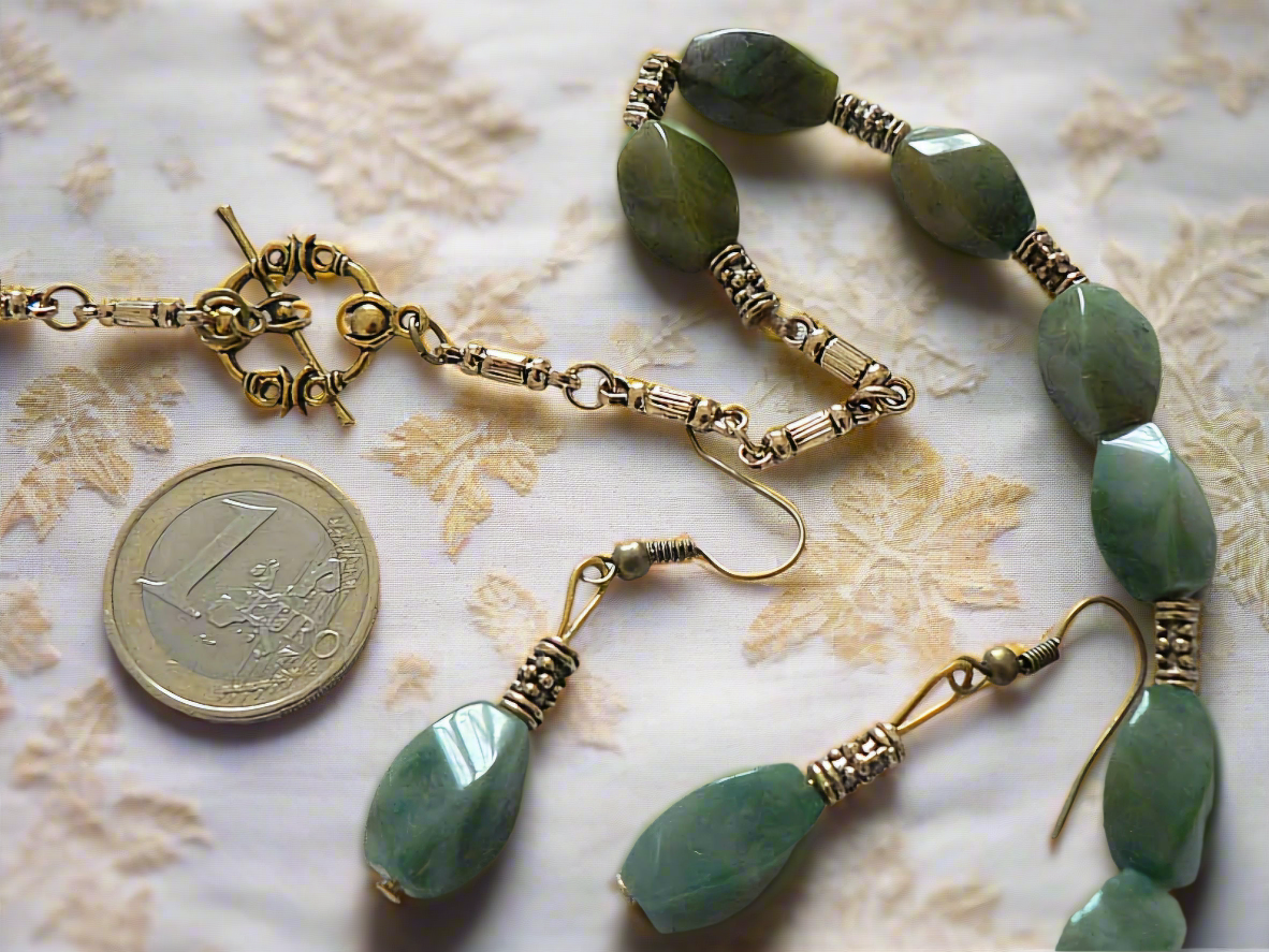 Parure en perles de jaspes verts