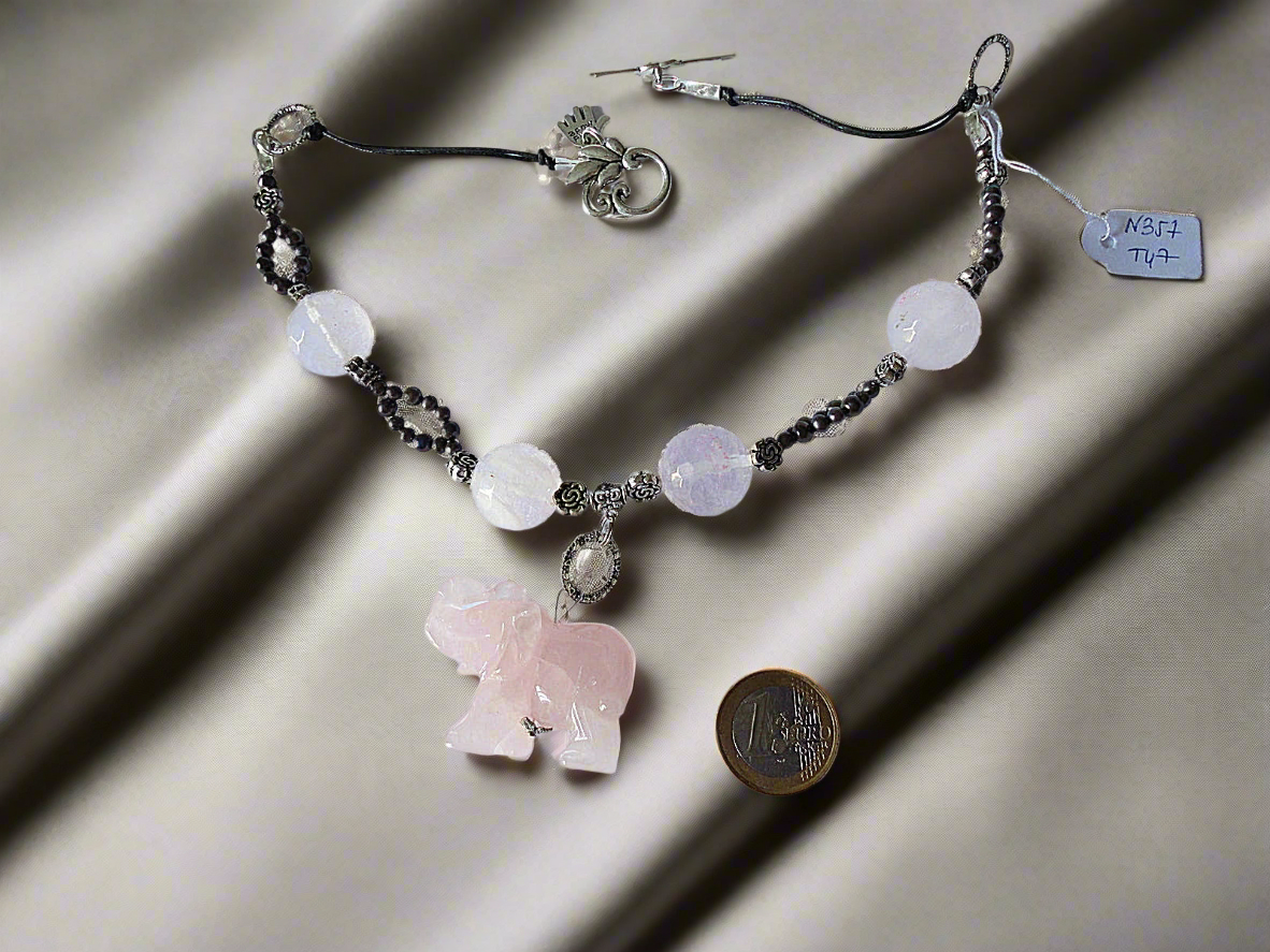 Collier en perles et elephant sculpté en quartz rose véritable