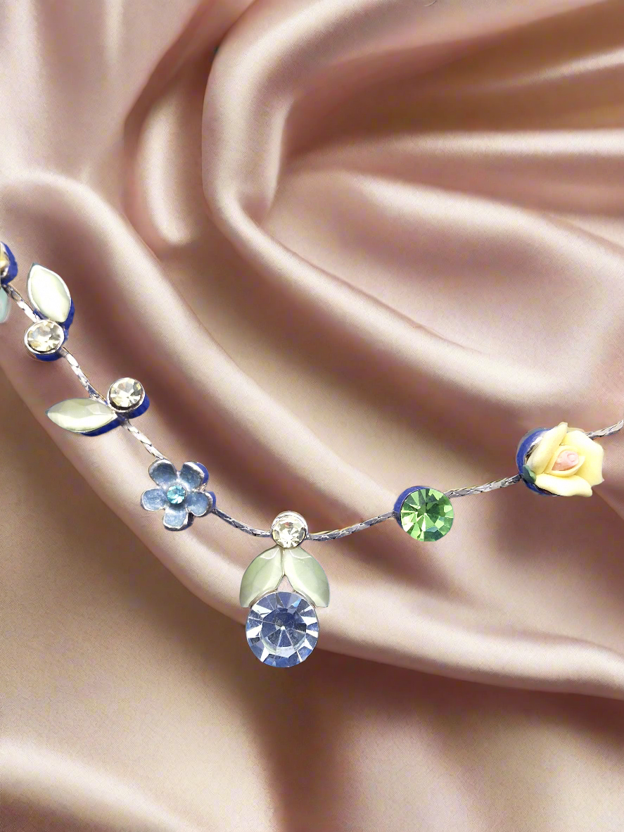 Collier avec strass et fleurs porcelaine