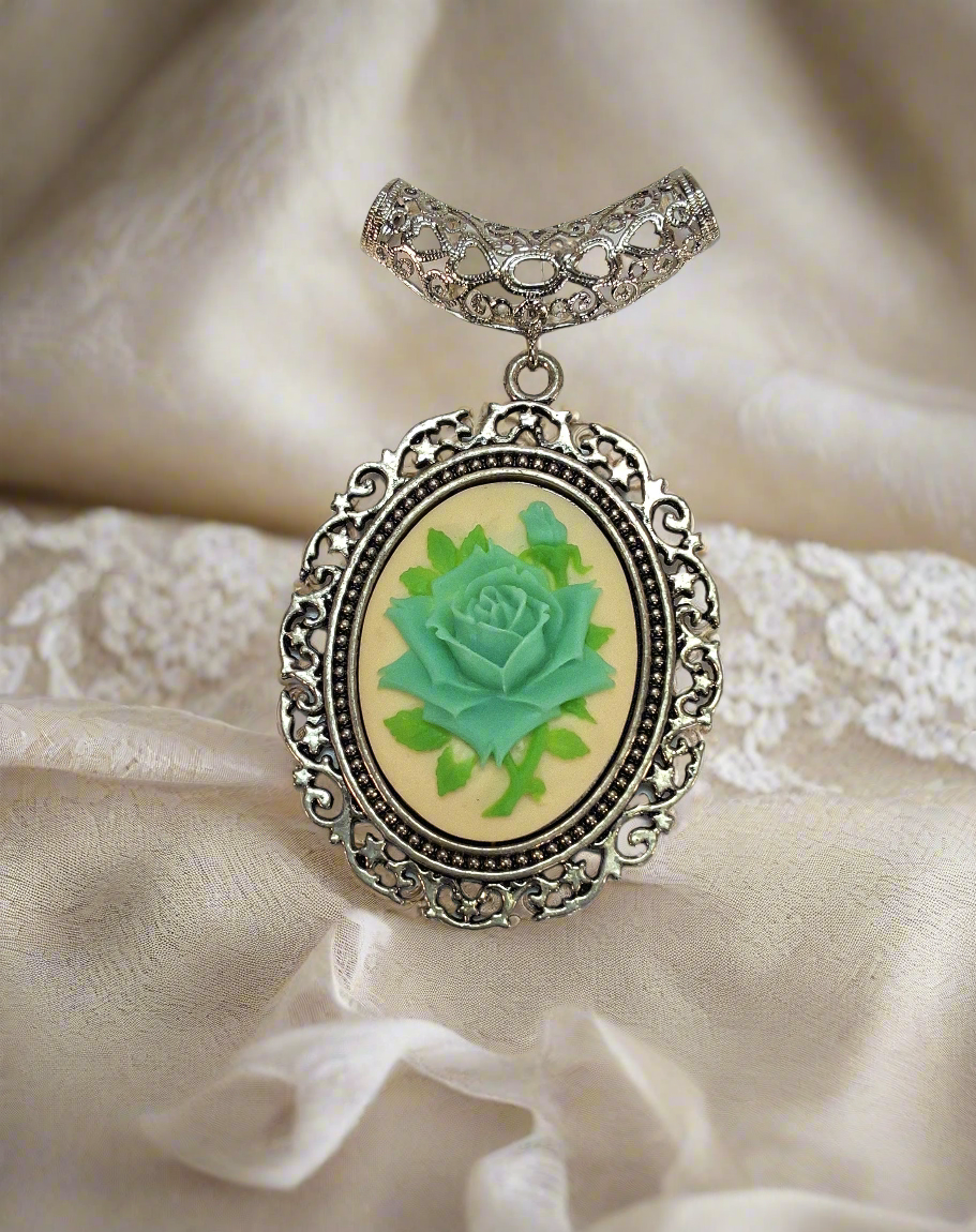 Pendentif camée en résine représentant une rose