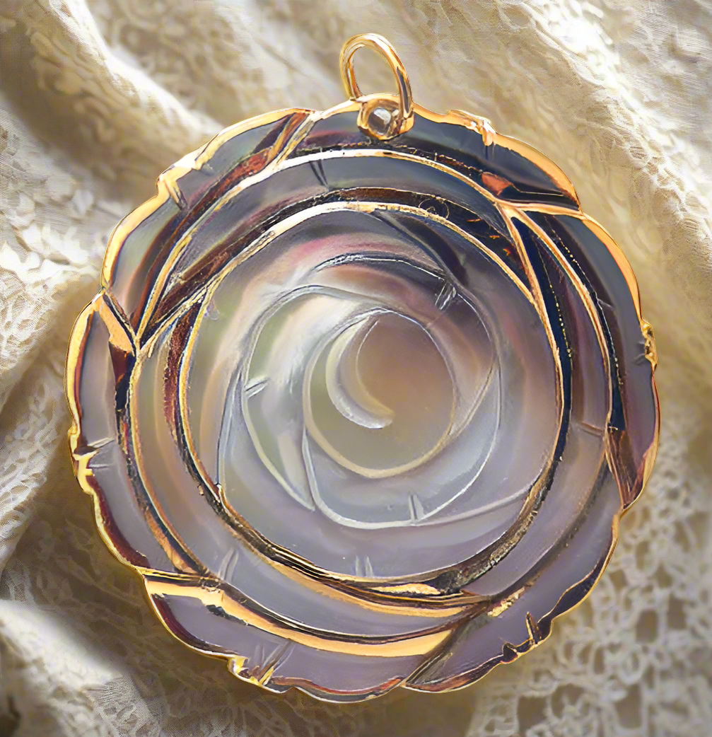 pendentif gris et or avec fleur nacre