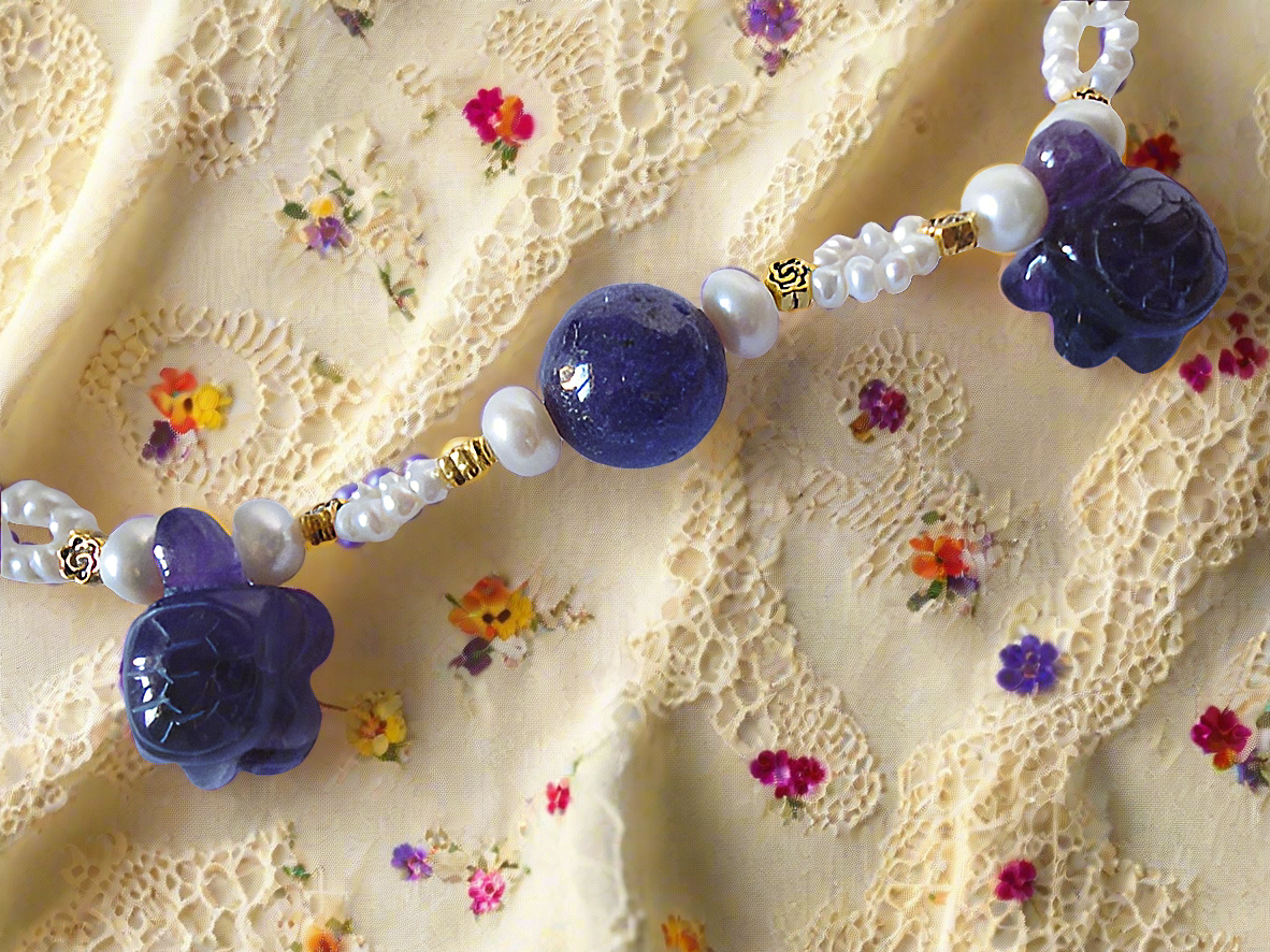 Collier en perles de culture et améthystes véritables sculptées en forme de tortues
