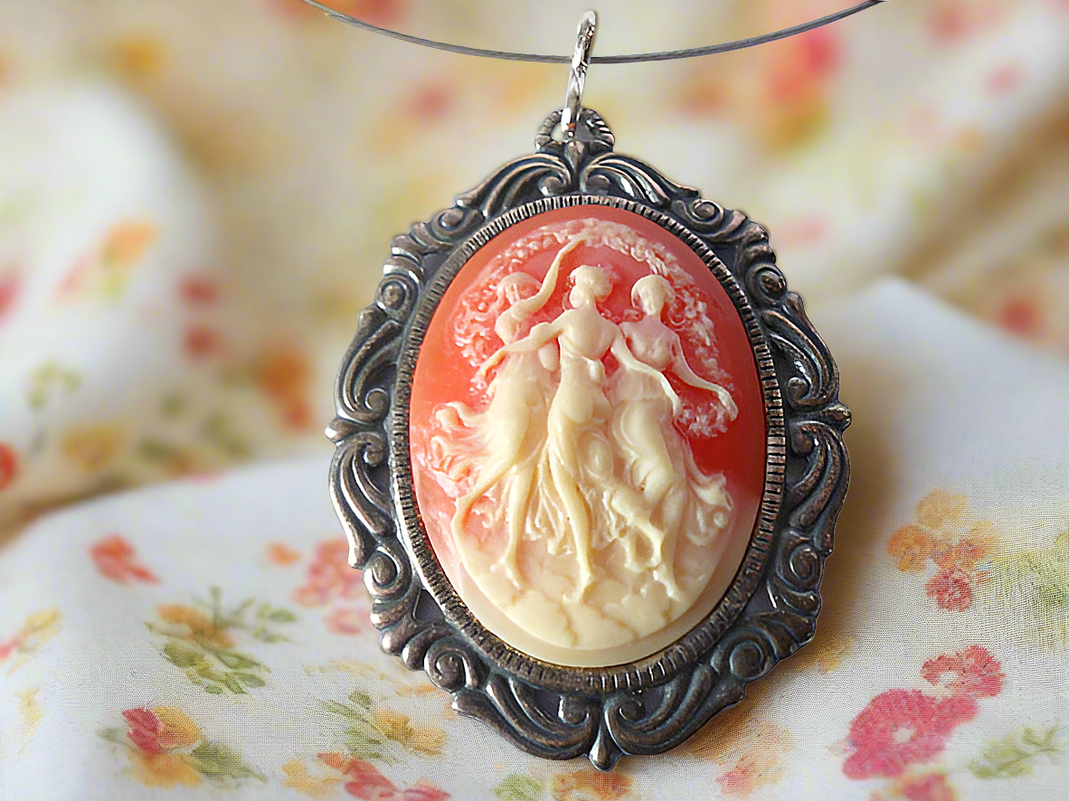 Grand pendentif camée orange représentant 3 grâces