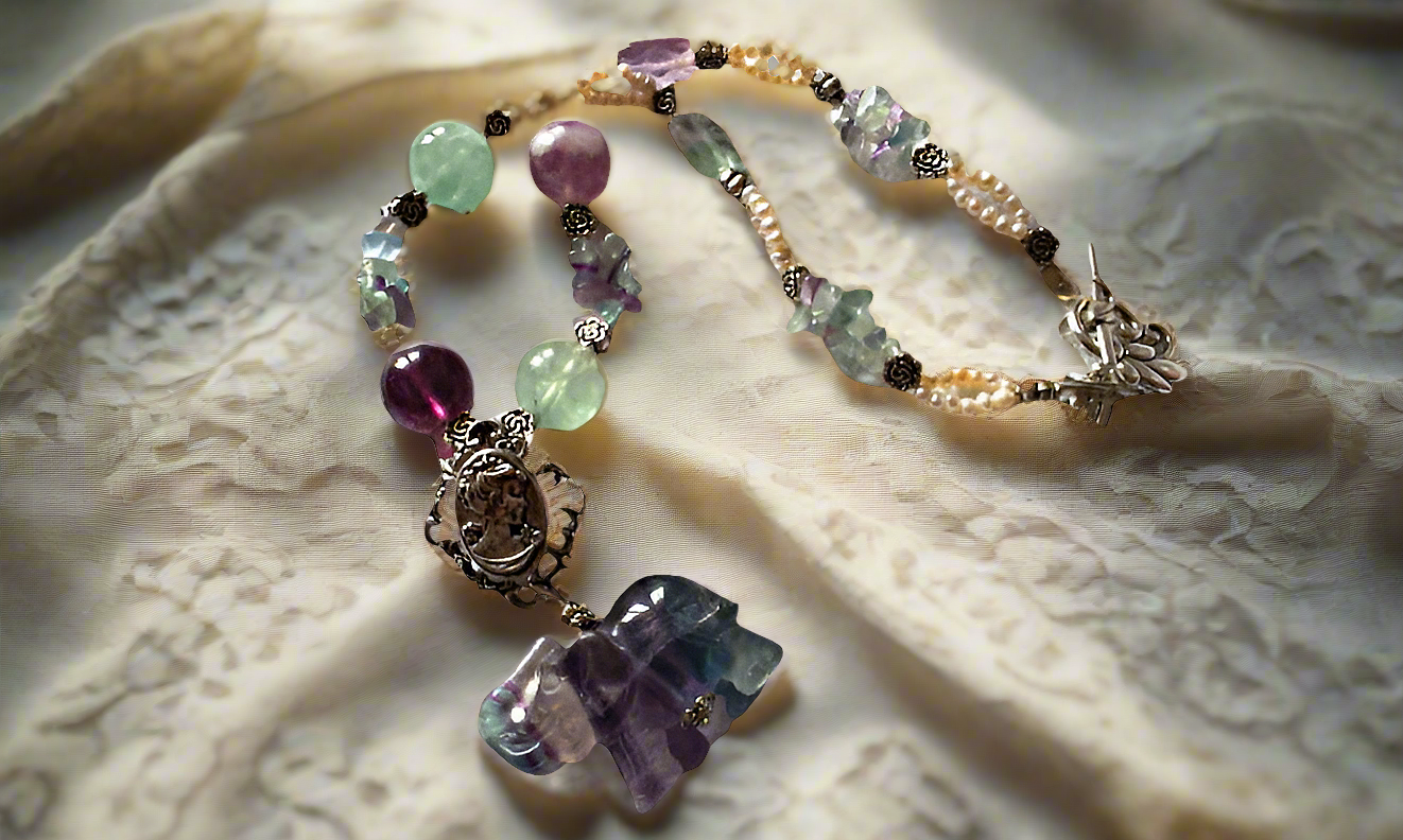 Collier en perles et elephant sculptés en fluorite naturelle et perles avec camée métal