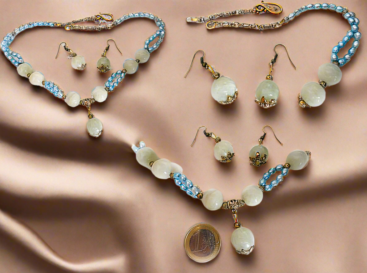 Parure pierres de lune grises et perles de culture bleues