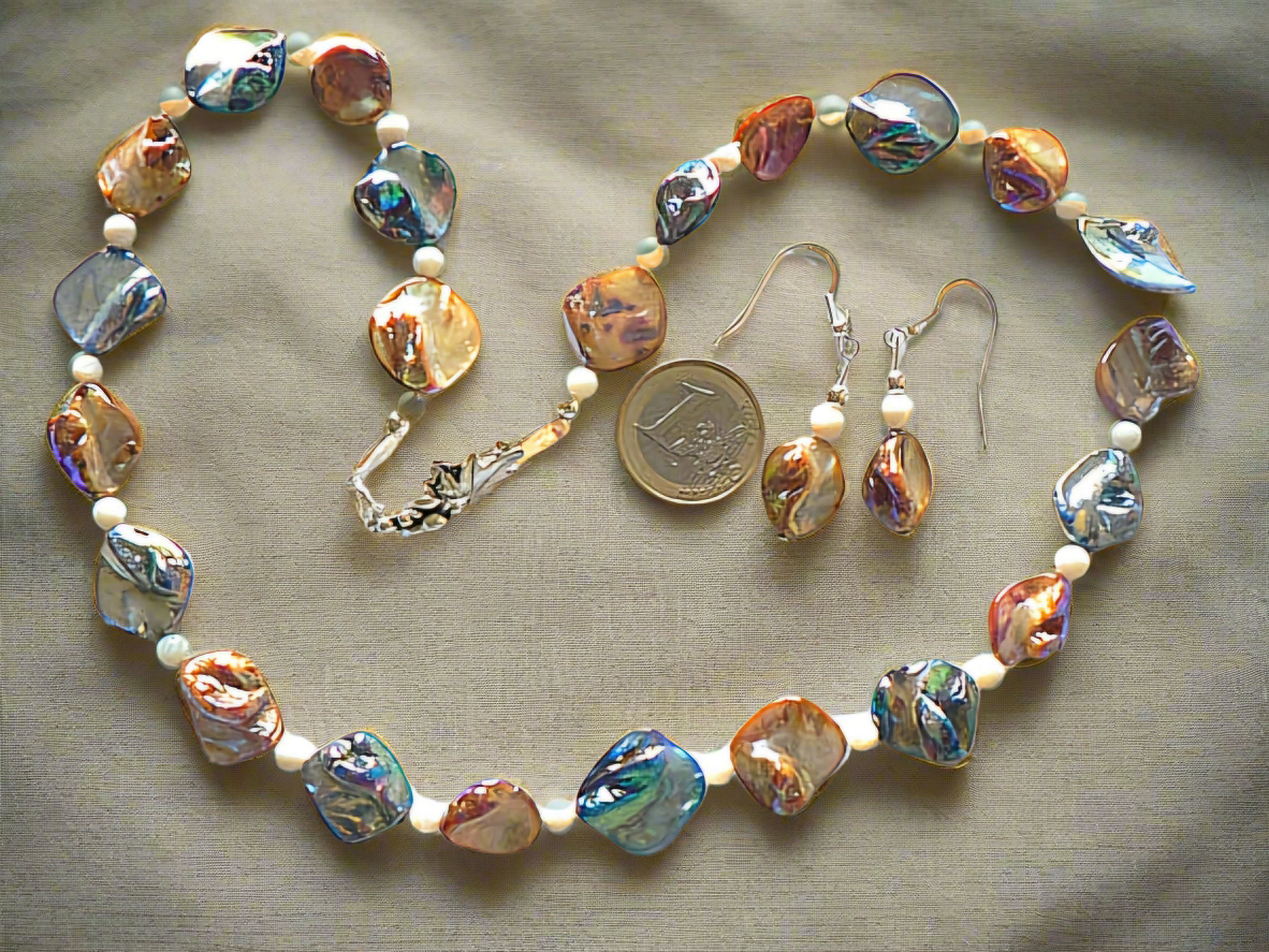 parure en perles de nacre bleue et mordorée