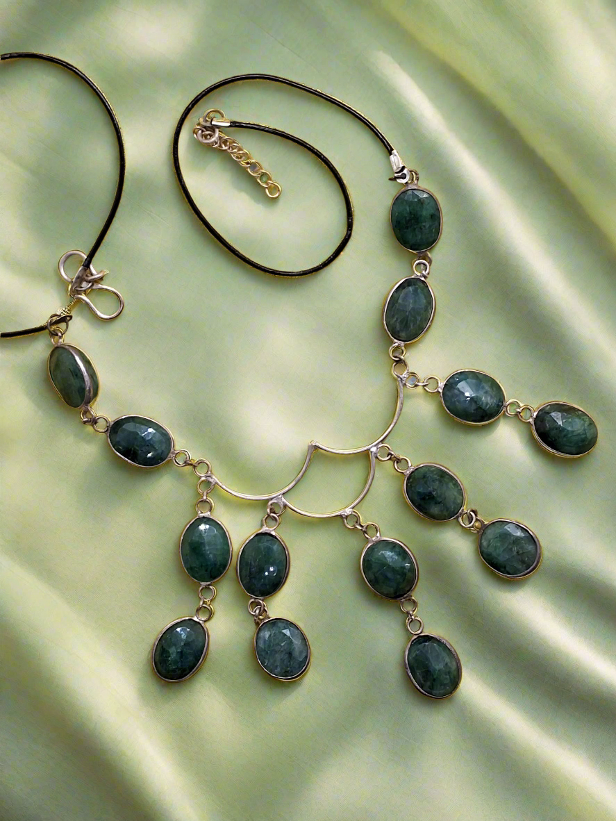Collier en argent 925 avec émeraudes taillées sur lien de cuir