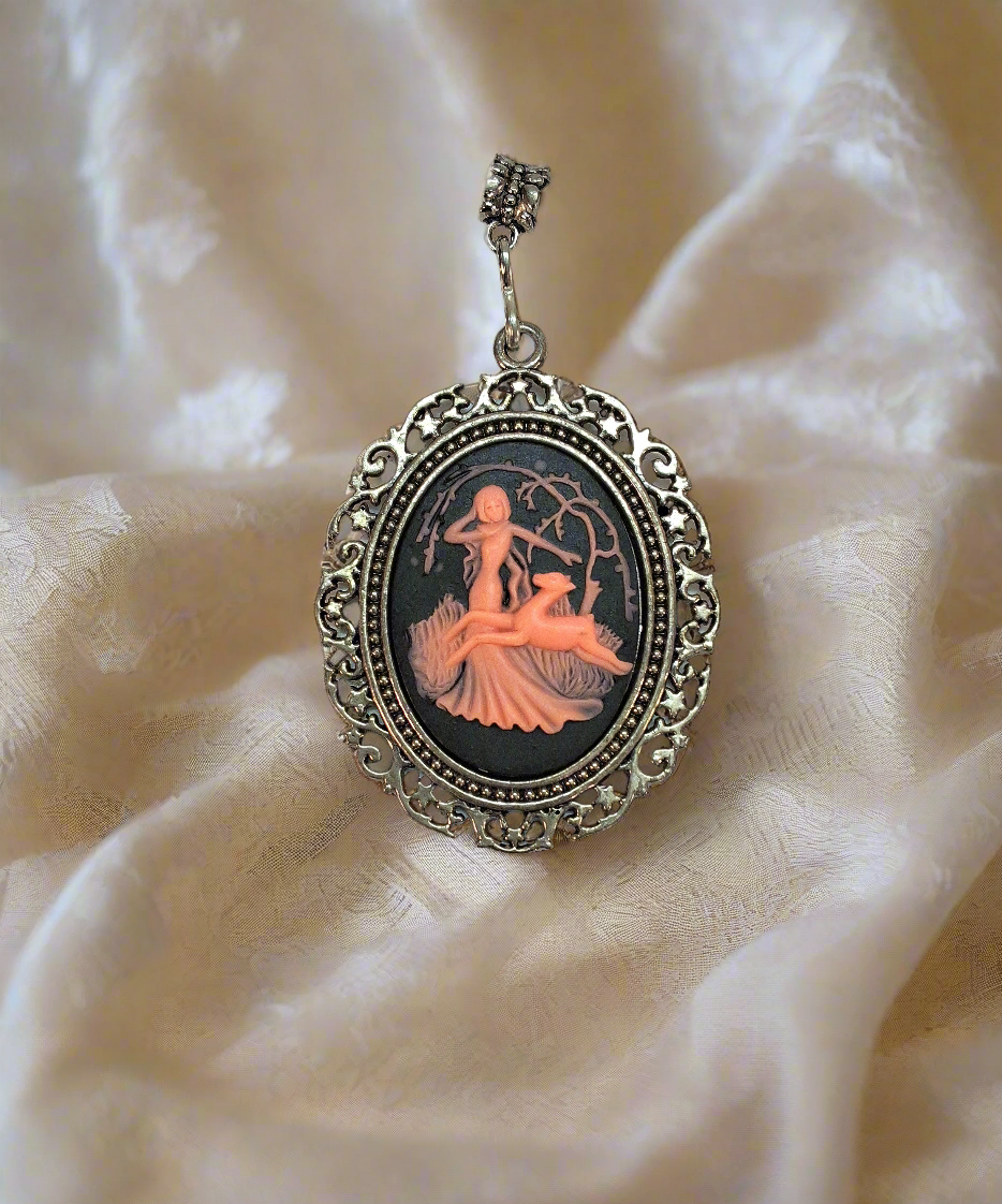 Grand pendentif camée représentant la déesse Diane auprès d’une biche. Couleur à choisir Orange NACRELUNE pendentif