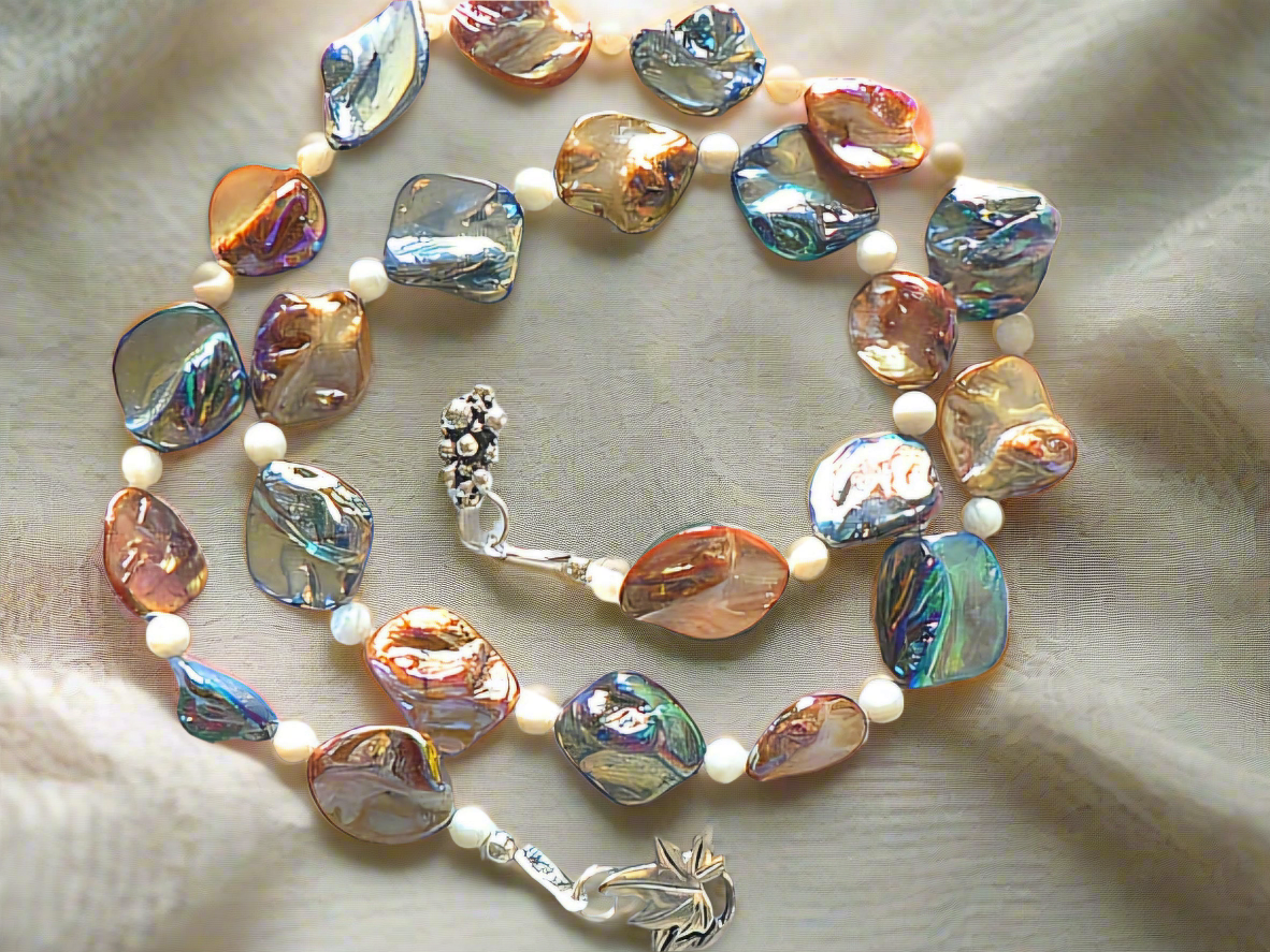 parure en perles de nacre bleue et mordorée