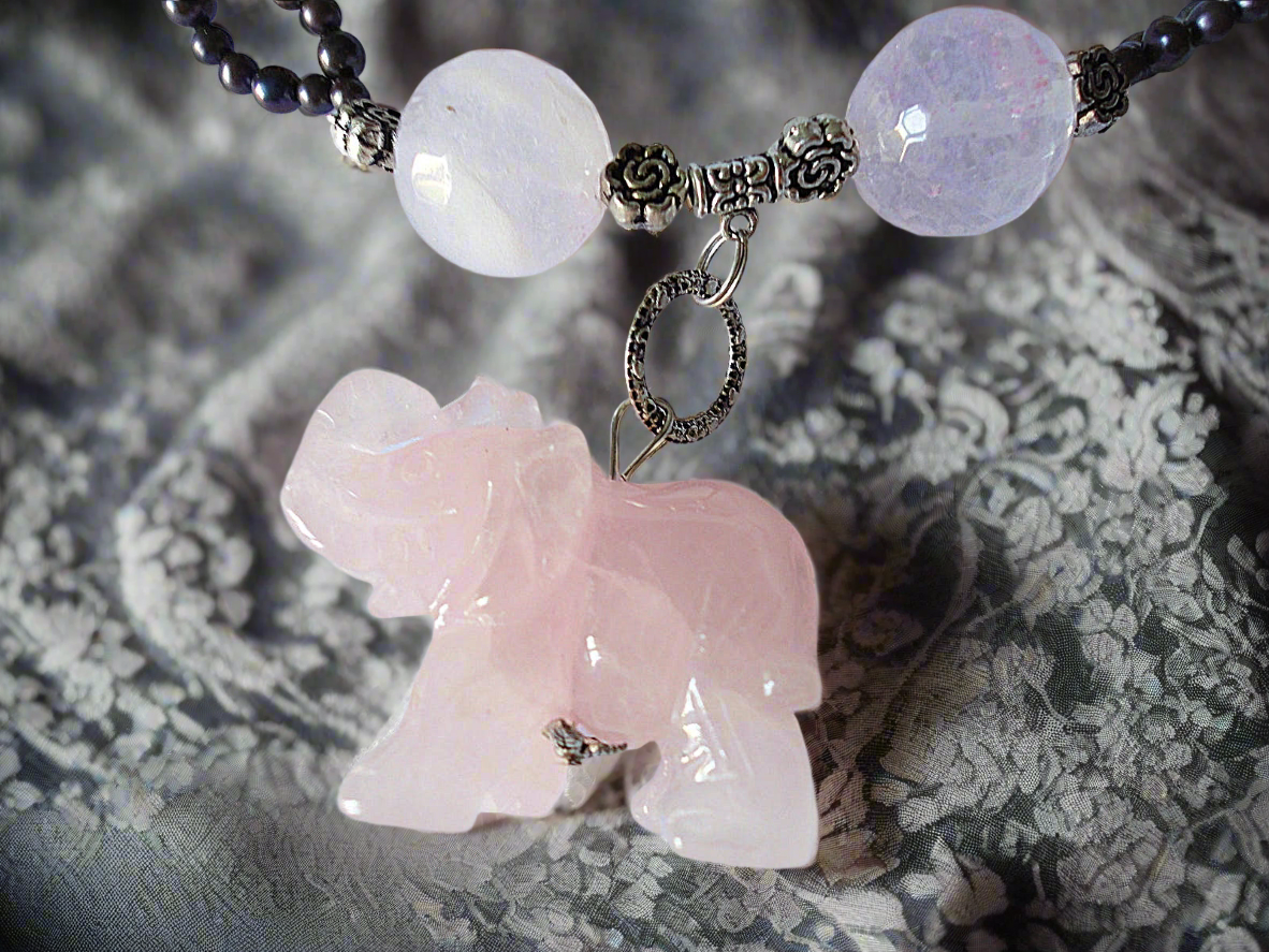 Collier en perles et elephant sculpté en quartz rose véritable