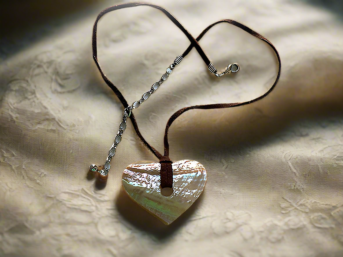Pendentif coeur en nacre véritable sur lien de cuir