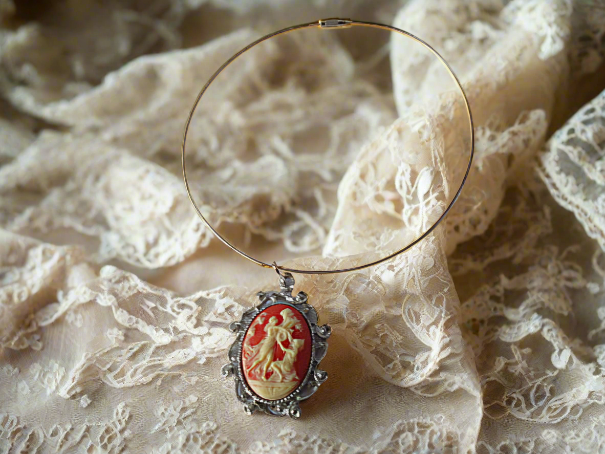 Grand pendentif camée en résine orange représentant 2 femmes