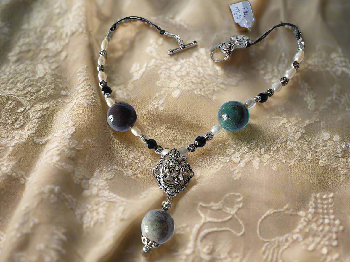 Collier en perles d' agates indiennes polies et petit camée en métal