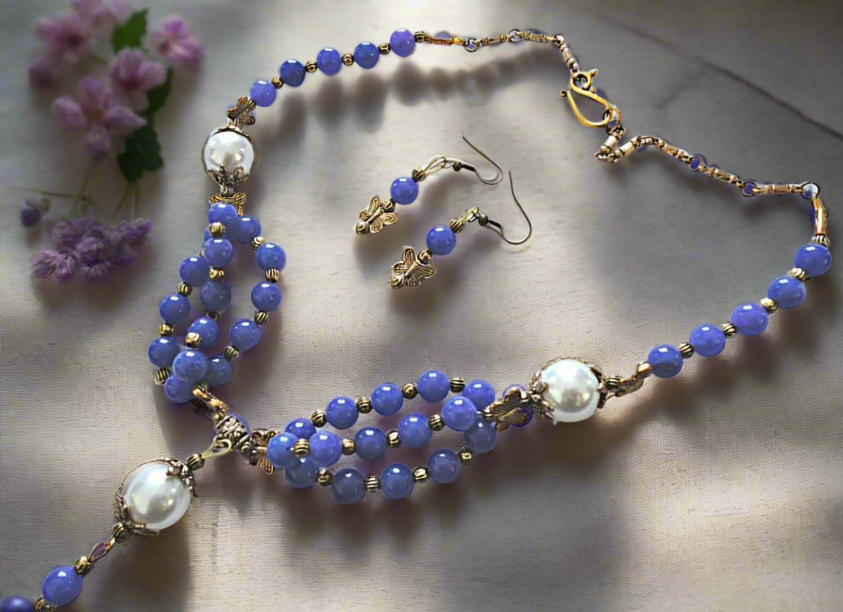 Parure en perles de jades mauves et perles de nacre