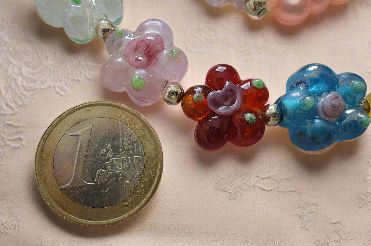 Parure de fleurs multicolores en résine détail