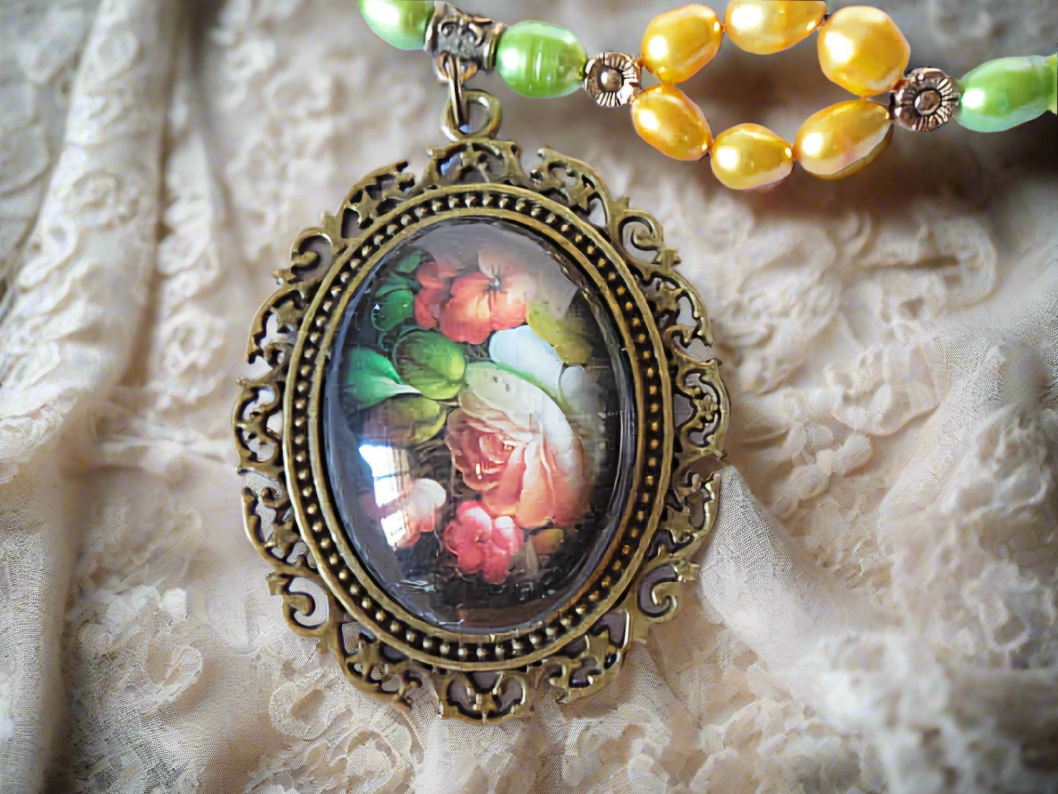 Parure en perles de culture véritables et perles acrylique avec camée en verre représentant des fleurs