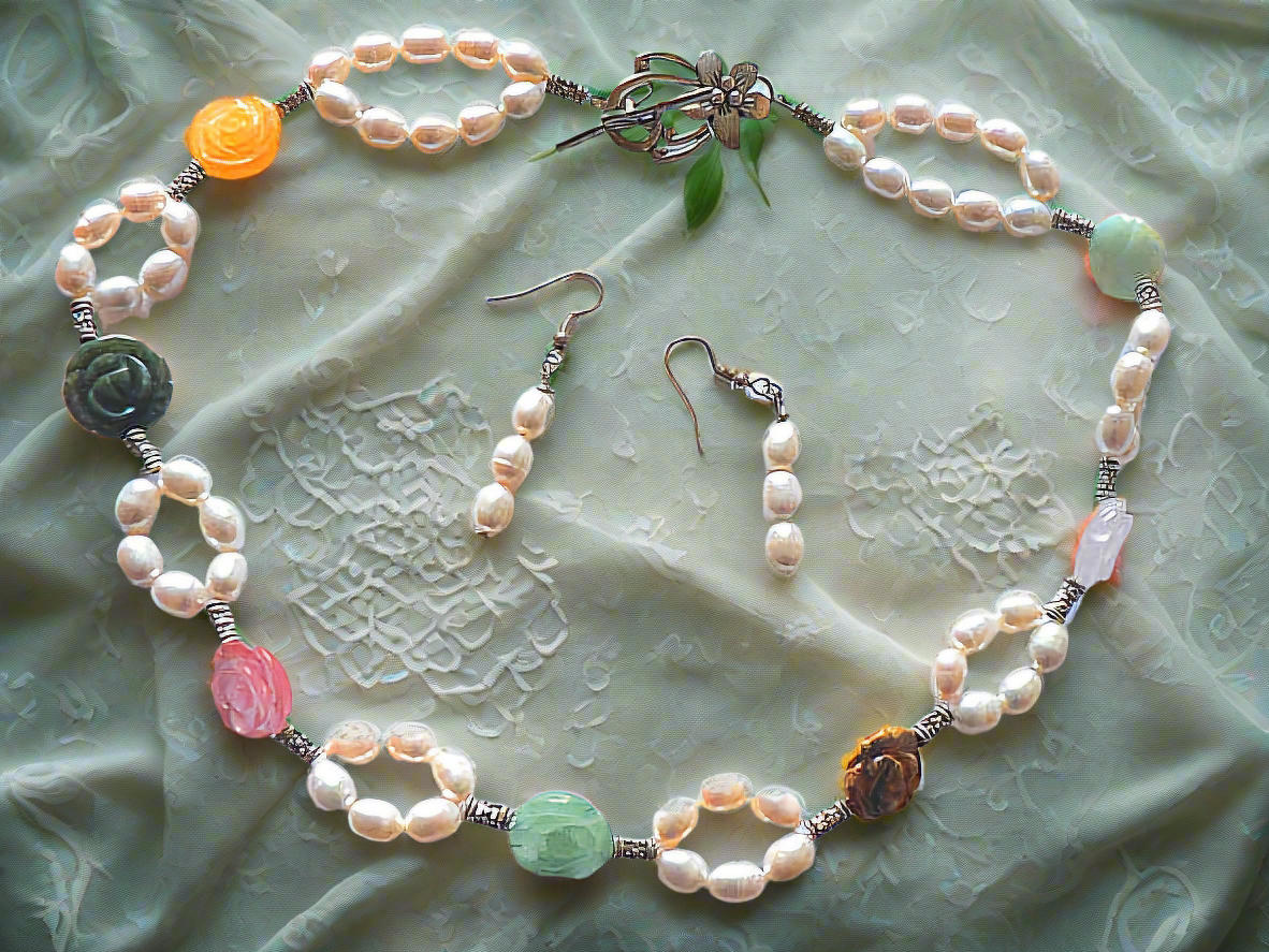 parure perles de culture avec fleurs multicolores en pierre naturelle