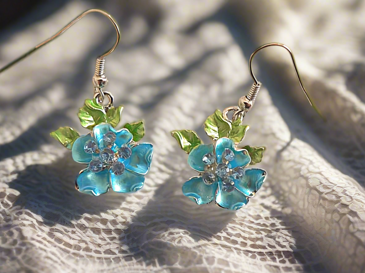 Parure en émail bleu avec fleurs, papillon et coccinelle détail boucles