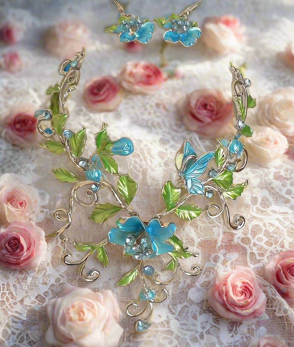 Parure en émail bleu avec fleurs, papillon et coccinelle