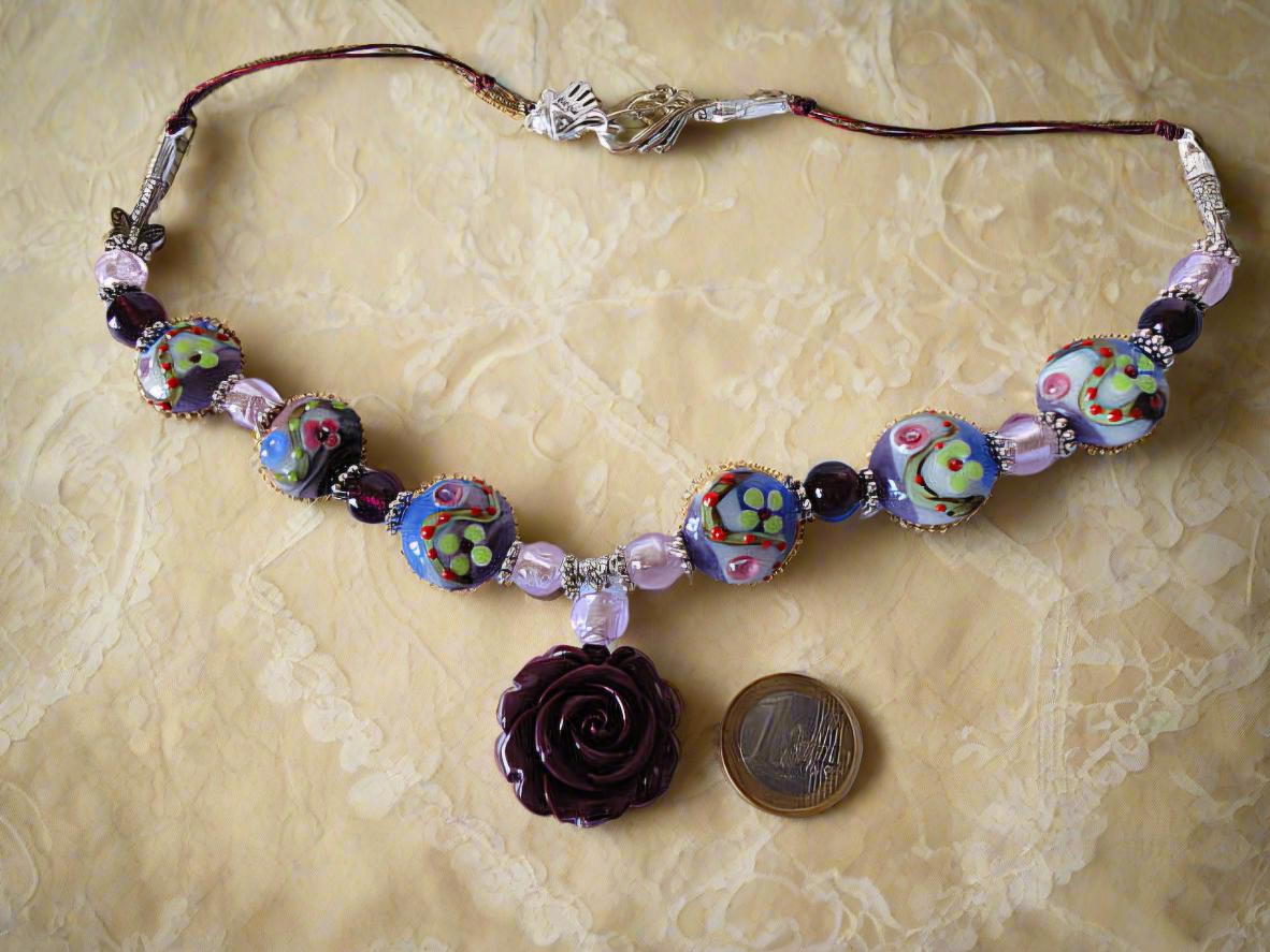 collier en perles de verre et rose en resine
