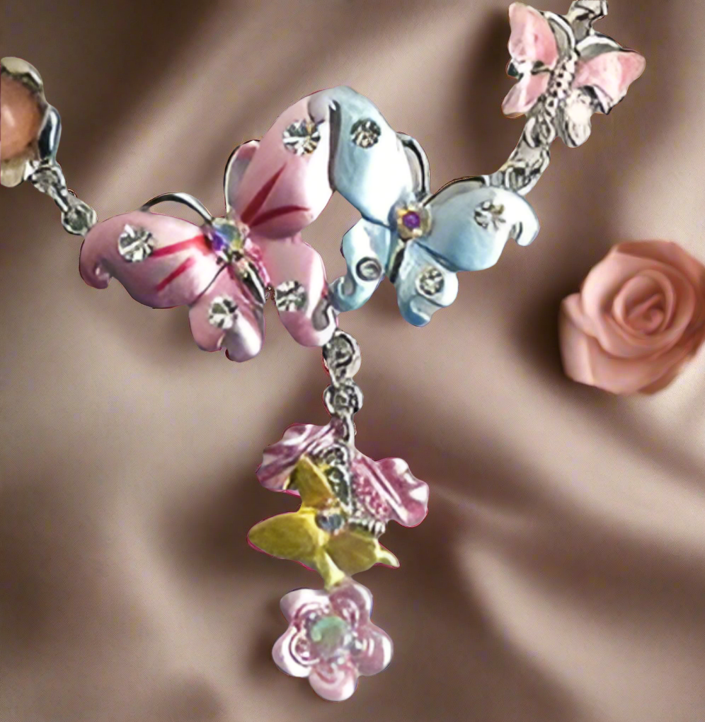 collier en émail rose et bleu avec fleurs et papillons
